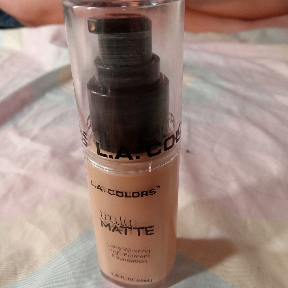 Full coverage Foundation brand new in great condition highly recommend!